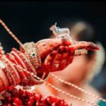 पति ने नहीं दिलवाई करवा चौथ पर महंगी साड़ी तो पत्नी ने सरेआम कर दी धुनाई