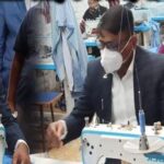 छपरा में सिलाई मशीन चलाने लगे डीएम साहब,पढ़े.पुरी कहानी