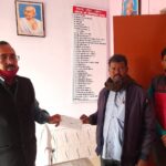 मशरक सी ओ ने मृतक के आश्रितों को 4 लाख का चेक दिया