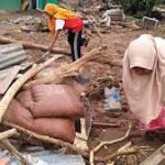 इंडोनेशिया में भूस्खलन, बाढ़ की घटनाओं में मृतकों 150 दर्जनों लापता