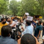दिल्ली में चिराग समर्थक युवा एलजेपी कार्यकर्ताओं का बाग़ी सांसदों के ख़िलाफ़ प्रदर्शन