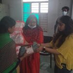 संरक्षिका बिंदिया जयसवाल ने लोक आस्था का महापर्व पर साड़ी कम्बल का वितरण किया