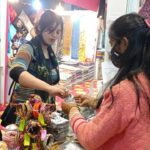 झारखण्ड के प्राकृतिक वस्तुओं की बिक्री कर संवार रहे हैं जीवन