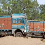 बनियापुर में पुलिसकर्मियों ने अवैध बालू लदे दो ट्रक को किया मौके पर जप्त