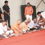 यूपी में योगी आदि‍त्यनाथ ने दलित के घर किया भोजन, बिहार के पूर्व सीएम बोले-कब तक निवाला छीनोगे