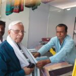 खादी स्टॉल से कपड़े खरीद कर विधायक ने दिया खादी को बढ़ावा देने का संदेश