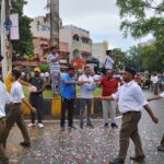 कोशिश संस्था के सदस्यों ने किया राष्ट्रीय स्वयंसेवक संघ के नगर भ्रमण का स्वागत एवं पुष्प वर्षा
