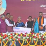 केंद्रीय वित्त मंत्री ने विशिष्ट नागरिकों को मैथिली और संस्कृत में संविधान की पांच-पांच प्रतियां वितरित कीं