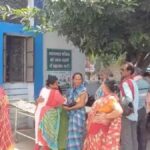 पैसे और मोबाइल लूटकर यात्री को चलती ट्रेन से फेंका