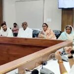 पहले कुर्सी से उठो, पीछे बैठो…’ महिला पार्षदों के पतियों पर फूटा DM मैडम का गुस्सा
