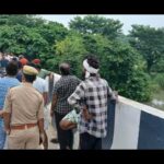 पुल की रेलिंग पर मोबाइल रख बुजुर्ग ने नदी में लगाई छलांग