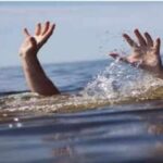बैग-चश्मा और हेलमेट उतारकर पुल पर खड़ी की बाइक