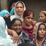 बाथरूम का दरवाजा अंदर से बंद था, दीवार पर 20 जगह हाथ के निशान